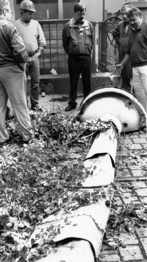 Dieses Archivbild aus dem Jahr 1993 zeigt die zerschmetterte Turmspitze nach ihrem Sturz auf den Boden.