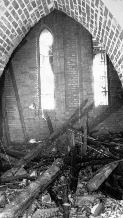 Verkohlte Reste der Holzkonstruktion fielen bis ganz nach unten. Der Dachstuhl, zwei Giebel und das Treppenhaus wurden komplett zerstört.