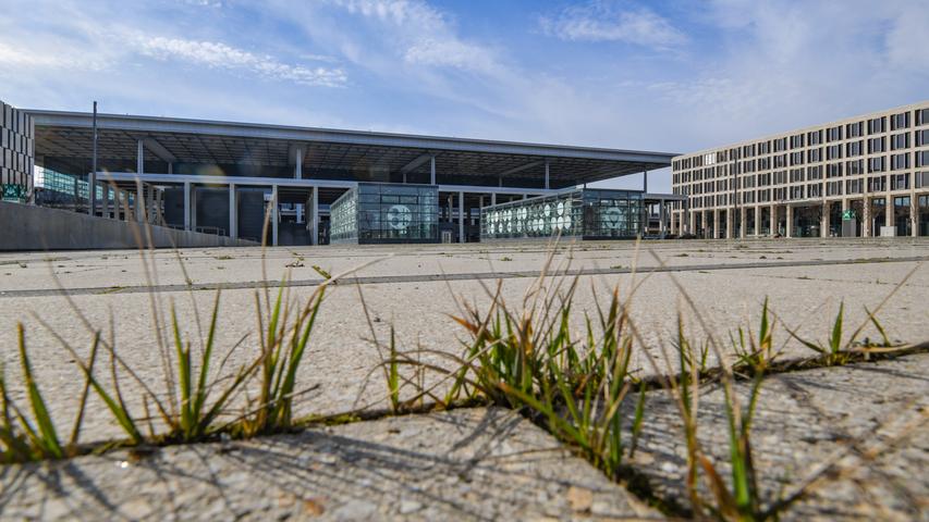 Ein Dauer-Ärgernis, das ziemlich viel Geld kostet, ist auch der neue Berliner Flughafen BER. Mit den 600 Millionen Euro für den Wiederaufbau Notre-Dames ließen sich die Baukosten des Pannen-Airports für 521 Tage übernehmen. Das würde fast schon bis zum aktuell angepeilten Eröffnungstermin im Oktober 2020 reichen.