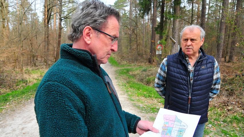 Erläuterten den NN die langfristige Strategie zum Waldumbau: Thomas Speth (l.), Geschäftsführer der Waldbauernvereinigung und Michael Welker (r.), Vorsitzender der Waldcorporation Herzogenaurach.