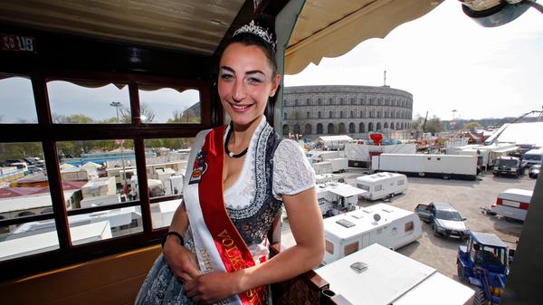 2019 wurde sie gekrönt, doch seit zwei Jahren kann sie in ihrem Herrschaftsgebiet nicht wirken: Wegen Corona wurden die Volksfeste in Nürnberg bislang alle abgesagt. Schade, denn dabei ist die Nürnberger Volksfestkönigin Christina Späth aus Eibach ein großer Fan von Fasching und Festzelten.