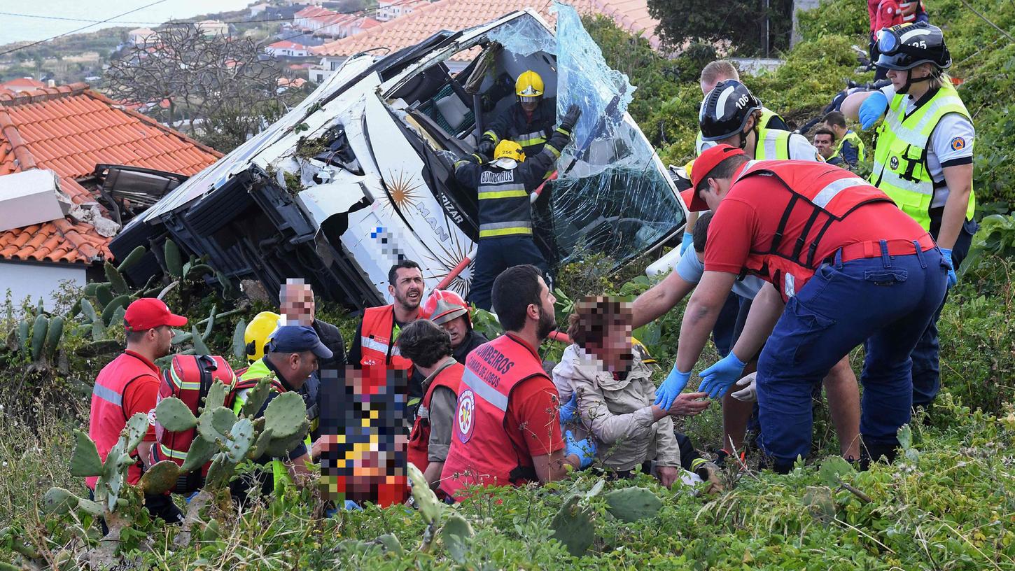 Mindestens 29 Menschen starben bei einem schweren Busunglück auf Madeira.