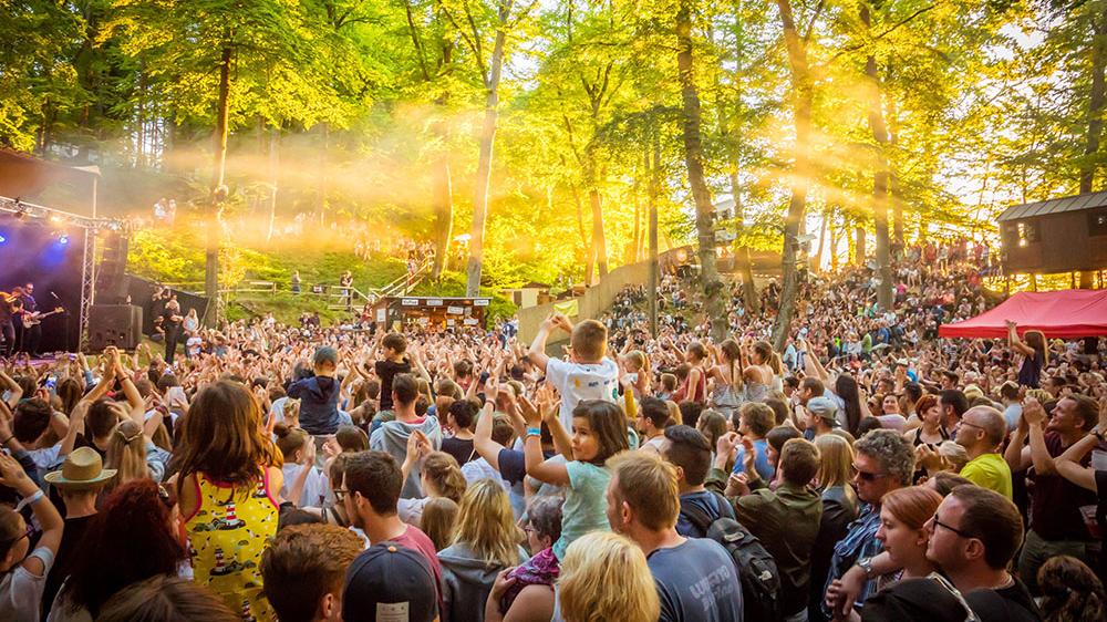 Das wohl lässigste Festival im Freistaat steigt am 21. Mai 2022 im Bergwaldtheater in Weißenburg. Der Re-Start nach der Pandemie wartet gleich mit großen Namen auf, unter anderem Wanda, Luna, Majan, Das Lumpenpack, Kaffkiez oder ALC werden auf der Bühne stehen. Das wohl lässigste Festival im Freistaat steigt am 21. Mai 2022 im Bergwaldtheater in Weißenburg. Der Re-Start nach der Pandemie wartet gleich mit großen Namen auf, unter anderem Wanda, Luna, Majan, Das Lumpenpack, Kaffkiez oder ALC werden auf der Bühne stehen.