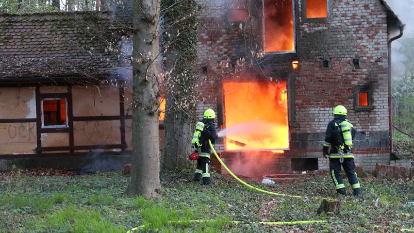 Haus steht in Flammen: Feuerwehr rückt in den Jagdweg in Stein aus