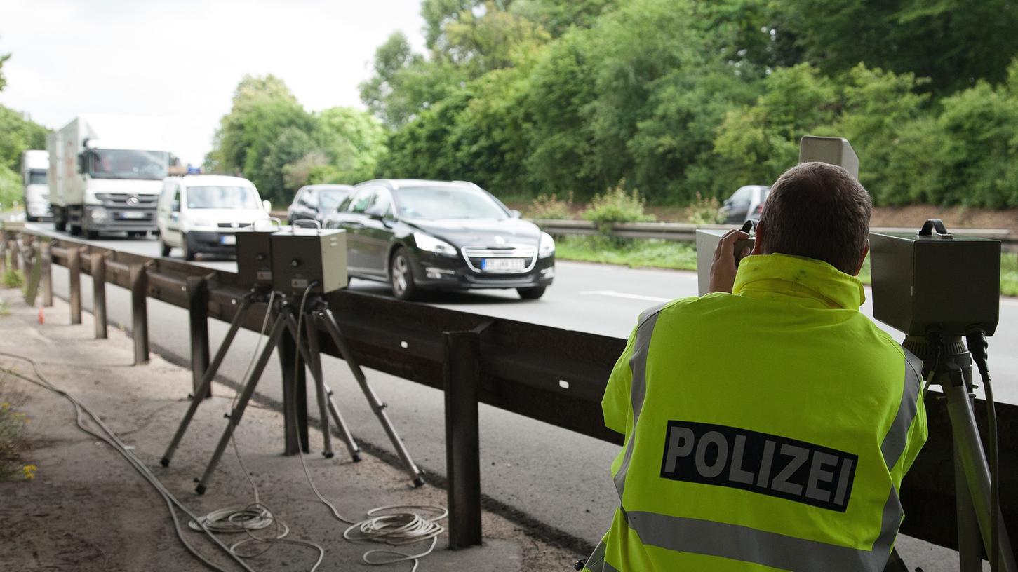 Beim Blitzmarathon können an 2200 möglichen Messstellen Blitzer aufgestellt werden. Doch die Polizei hat mit Personalmangel zu kämpfen. Beim Blitzmarathon können an 2200 möglichen Messstellen Blitzer aufgestellt werden. Doch die Polizei hat mit Personalmangel zu kämpfen.