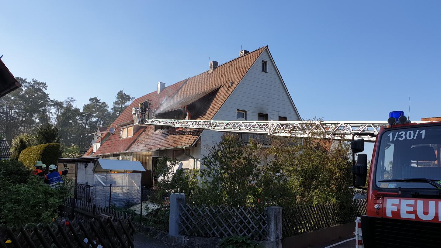 Die Feuerwehr rückte am Donnerstagabend zum Brand einer Doppelhaushälfte in Penzendorf aus.