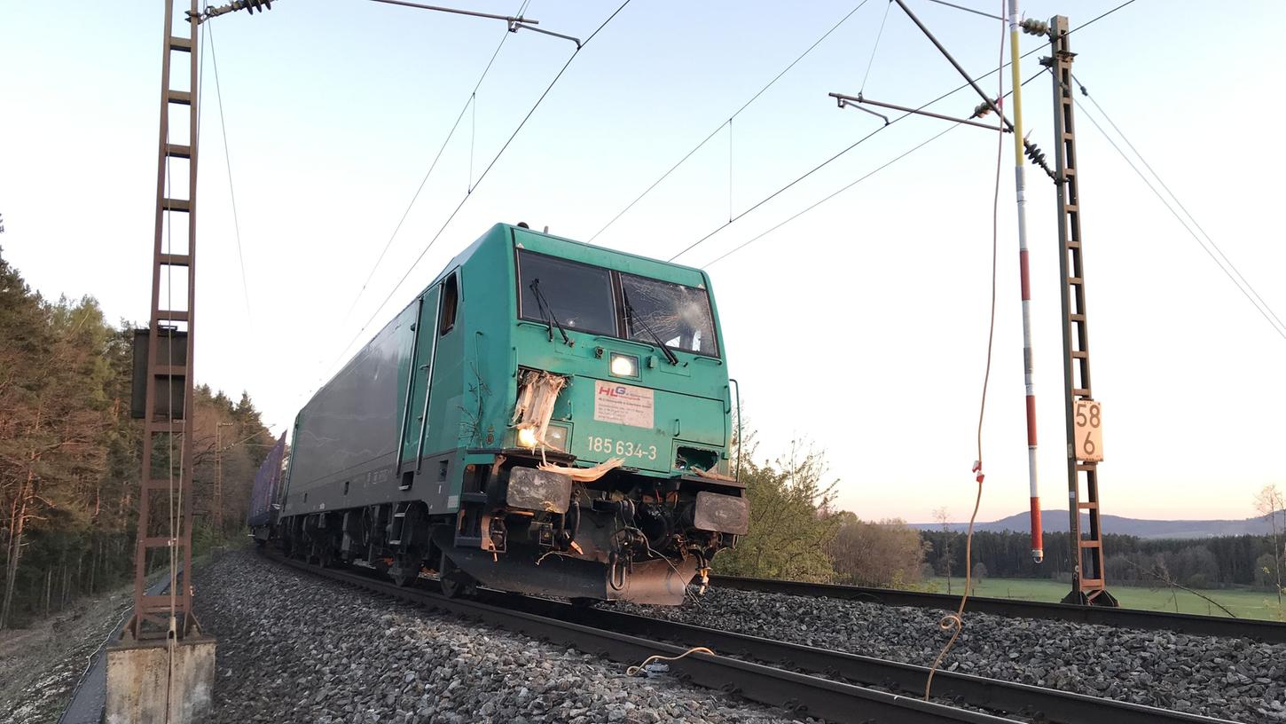 Güterzug prallt nahe Sengenthal gegen Baumgruppe