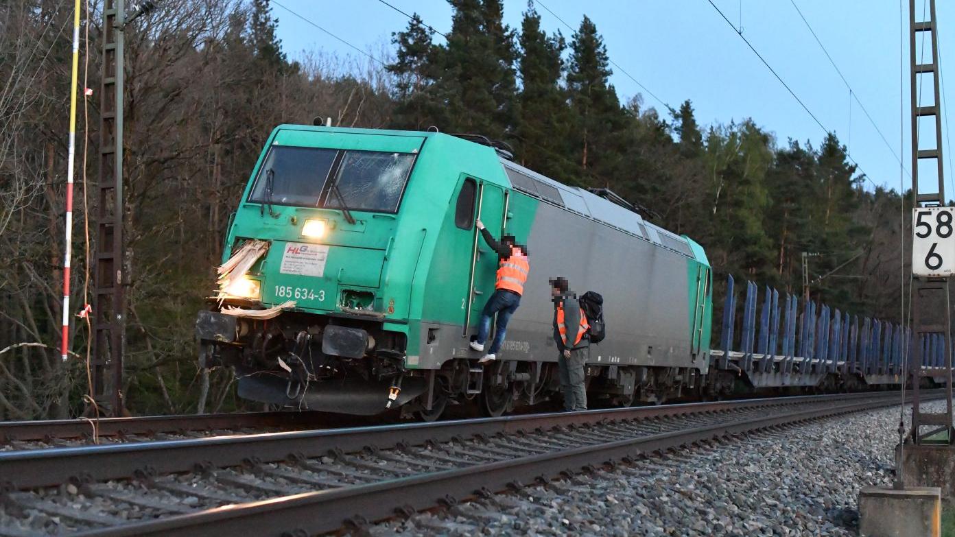 Zug riss Oberleitung ab: Bahnstrecke nach Regensburg wieder frei