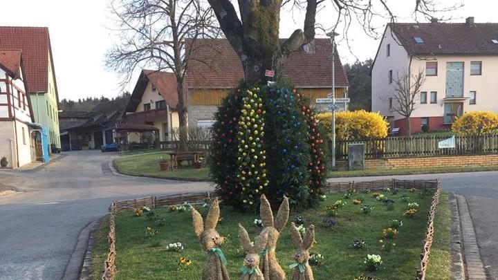 Vier Hasen bewachen den Brunnen, den der OGV Pruppach geschmückt hat. Gar nicht weit entfernt gibt es übrigens noch einen Kinder-Osterbaum, dessen Eier die Kinder aus Pruppach und Neuhof bemalt haben.