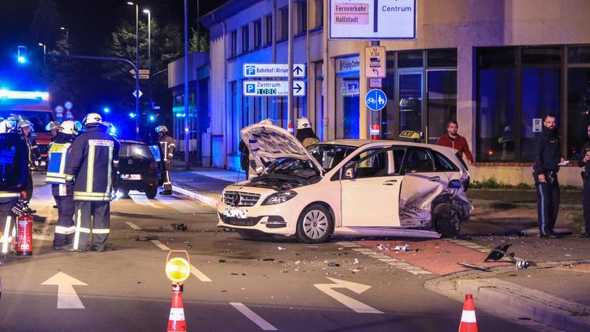 Es geschieht mitten in der Nacht von Donnerstag auf Freitag (19.04.2019). Ein schwerer Verkehrsunfall ereignete sich mitten in Bamberg. Besonders schlimm ist dabei, dass zwei Personen vom Unfallort flüchten und drei Verletzte zurücklassen. Der Unfall ereignete sich gegen 2:30 Uhr in der Magazinstraße. Ein grüner VW-Golf ist auf der Magazinstraße in Richtung Innenstadt unterwegs, als es auf Höhe der Gasfabrikstraße zu einer Kollision mit einem Taxi kommt. Der Golf prallte mit voller Wucht in den linken Heckbereich eines Taxis. Ob das Taxi stand oder aus der Einfahrt fuhr, ist derzeit noch nicht geklärt. Durch die Wucht des Zusammenstoßes wurde die Front des Golfs stark beschädigt und die Airbags ausgelöst.Trotz dieses Zusammenstoßes flüchteten sowohl der Fahrer als auch der Beifahrer des grünen VW-Golfs. Eine dritte Person aus dem Auto, die zurzeit des Unfalls auf der Rücksitzbank saß wurde mit mittelschweren Verletzungen zurückgelassen und anschließend vom Rettungsdienst in ein Krankenhaus gebracht. Ebenfalls verletzt wurden der Taxifahrer und eine Mitfahrerin, beide mittelschwer. Die Polizei leitete eine Fahndung nach den beiden Geflüchteten ein. Ein Großaufgebot an Rettungskräften kümmerte sich um die Verletzten des Unfalls. Glücklicherweise wurde niemand in einem der Fahrzeuge eingeklemmt. Die Polizei übernahm vor Ort die Unfallaufnahme. Für diese Dauer war die Magazinstraße vollgesperrt. Foto: NEWS5 / Merzbach Weitere Informationen... https://www.news5.de/news/news/read/15343