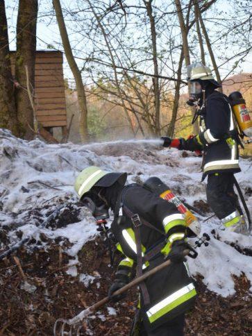 Die Feuerwehr deckte das Feuer bei Dietenhofen im Landkreis Ansbach mit Schaum ab.