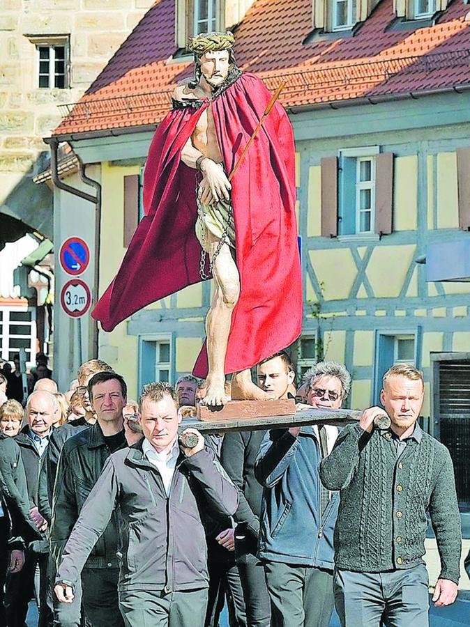 Tradition am Karfreitag: Prozession in Neunkirchen am Brand