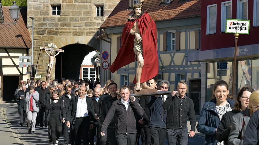 Elf Figuren werden von Männern und Jugendlichen aus allen Gemeindeteilen durch den Ortskern von Neunkirchen getragen.