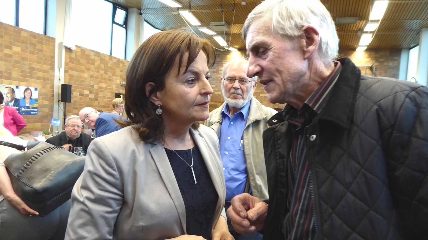 Manch konkrete Sorgen im Zusammenhang mit der EU-Politik wurden in persönlichen Gesprächen erörtert. Manch konkrete Sorgen im Zusammenhang mit der EU-Politik wurden in persönlichen Gesprächen erörtert.