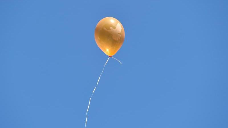 Mit einer Äußerung zu Luftballons hat die Grüne Anne Kura quasi aus dem Nichts eine heftige Verbotsdebatte entfacht.