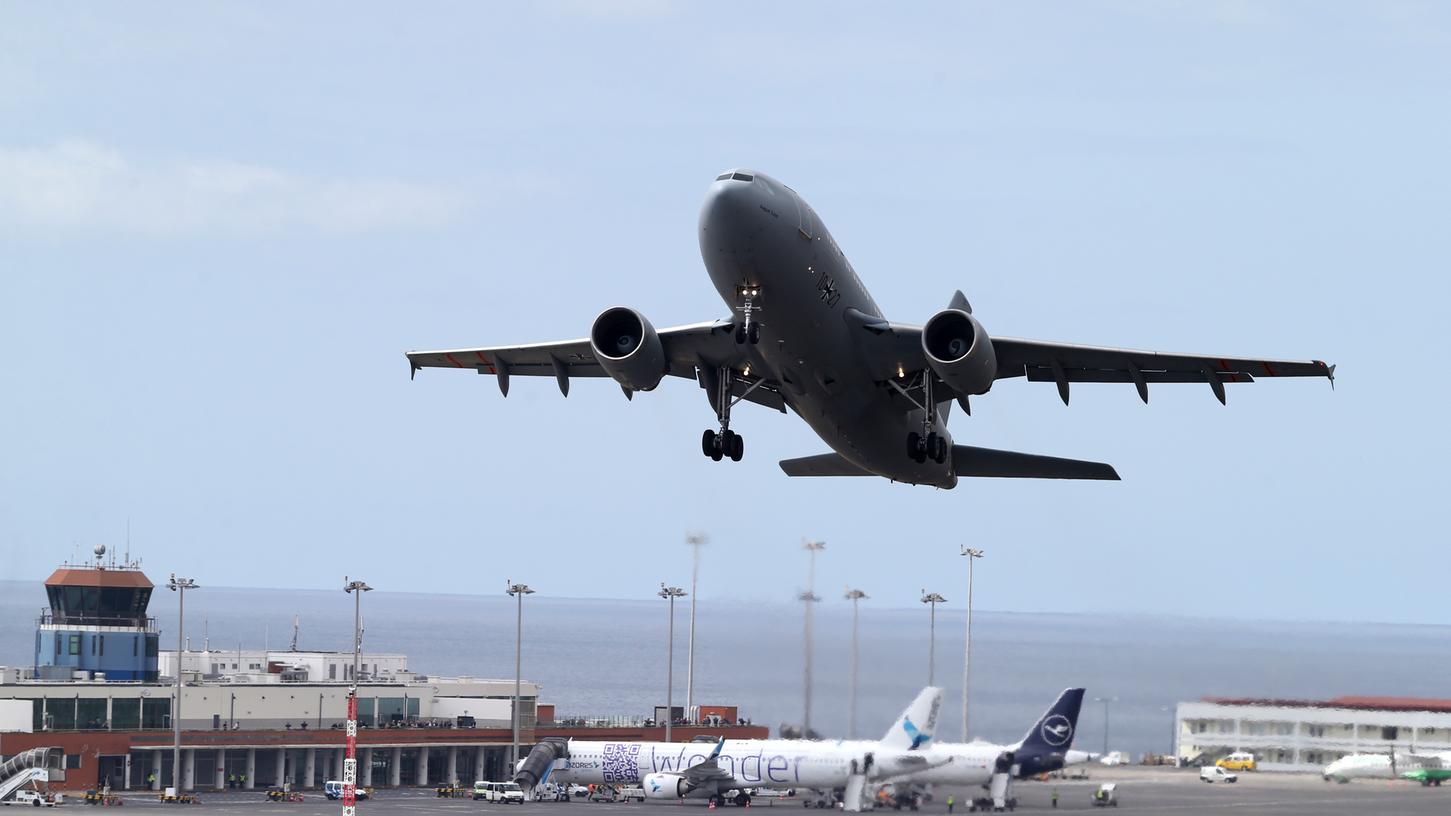 Ein Flugzeug der deutschen Luftwaffe startet von dem internationalen Flughafen in Funchal, der Hauptstadt der portugiesischen Insel Madeira.