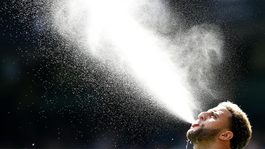 Kyle Walker von Manchester City erfrischt sich vor dem Match gegen Tottenham Hotspur mit Wasser, und am Ende gab es eine kalte Dusche für ihn und seine Teamkameraden. Das Starensemble von Trainer Pep Guardiola ist nach einem völlig verrückten Spiel voller Rekorde bereits im Viertelfinale der Champions League gescheitert. Der 
 City-Elf reichte gegen den englischen Ligarivalen ein völlig verrücktes 4:3 (3:2) vor eigenem Publikum nicht, um das 0:1 aus dem Hinspiel wettzumachen - in der Nachspielzeit wurde das vermeintliche 5:3 nach Videobeweis nicht anerkannt.