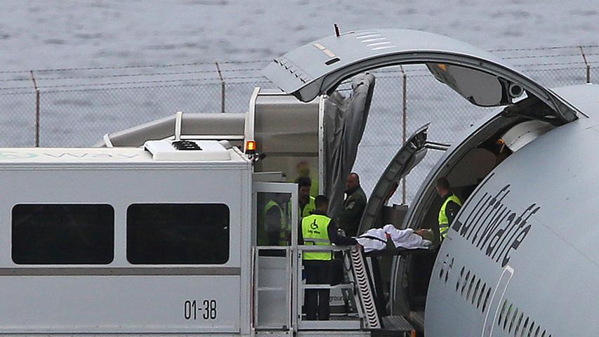 Ein Verletzter wird auf dem internationalen Flughafen Funchal, der Hauptstadt der portugiesischen Insel Madeira, in ein Flugzeug der deutschen Luftwaffe gebracht. 29 Menschen waren bei einem verheerenden Busunglück ums Leben gekommen, 15 verletzte Deutsche wurden nun in ihre Heimat zurückgebracht.