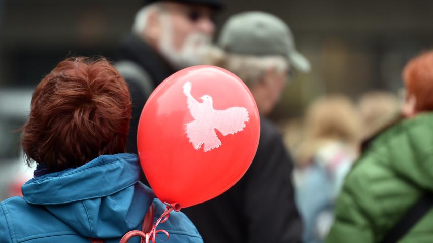 Ein Luftballon mit einer Friedenstaube ist während des Ostermarsches Rhein-Ruhr bei einer Frau am Rucksack befestigt. Während der Osterfeiertage demonstrierte die Friedensbewegung in vielen deutschen Städten unter anderem gegen die Aufrüstung und für den Stopp von Waffenexporten.