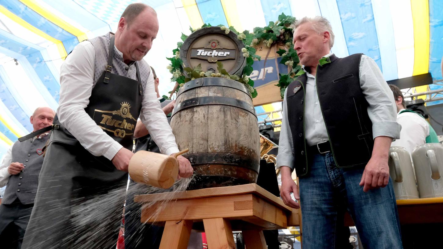 Da spritzt das Bier: Bürgermeister Christian Vogel zapft das erste Fass des Fest-Gerstensaftes an.