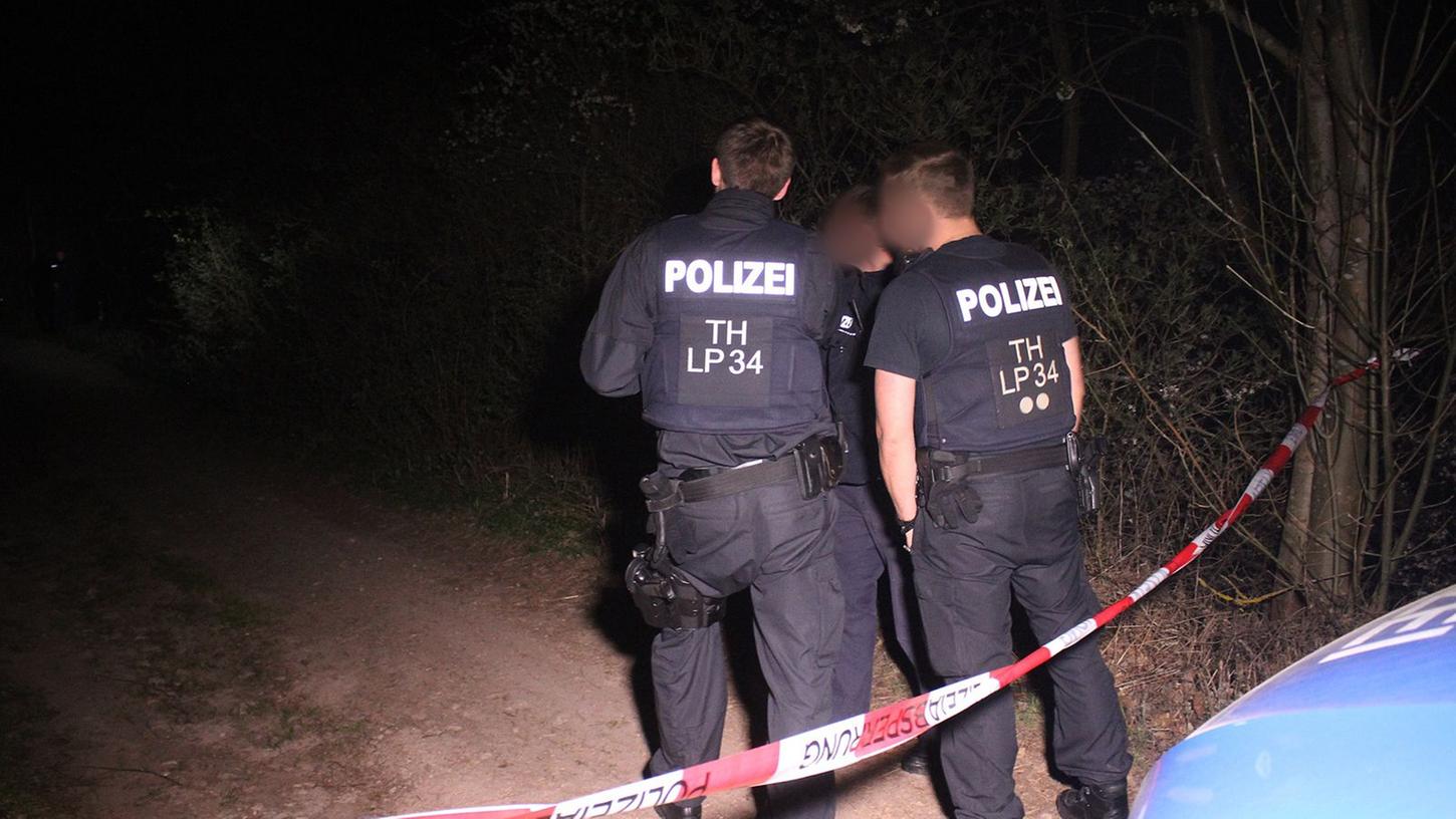 Polizisten sind nach dem Funde eines toten Säuglings in einem Wald im thüringischen Geschwenda im Einsatz.