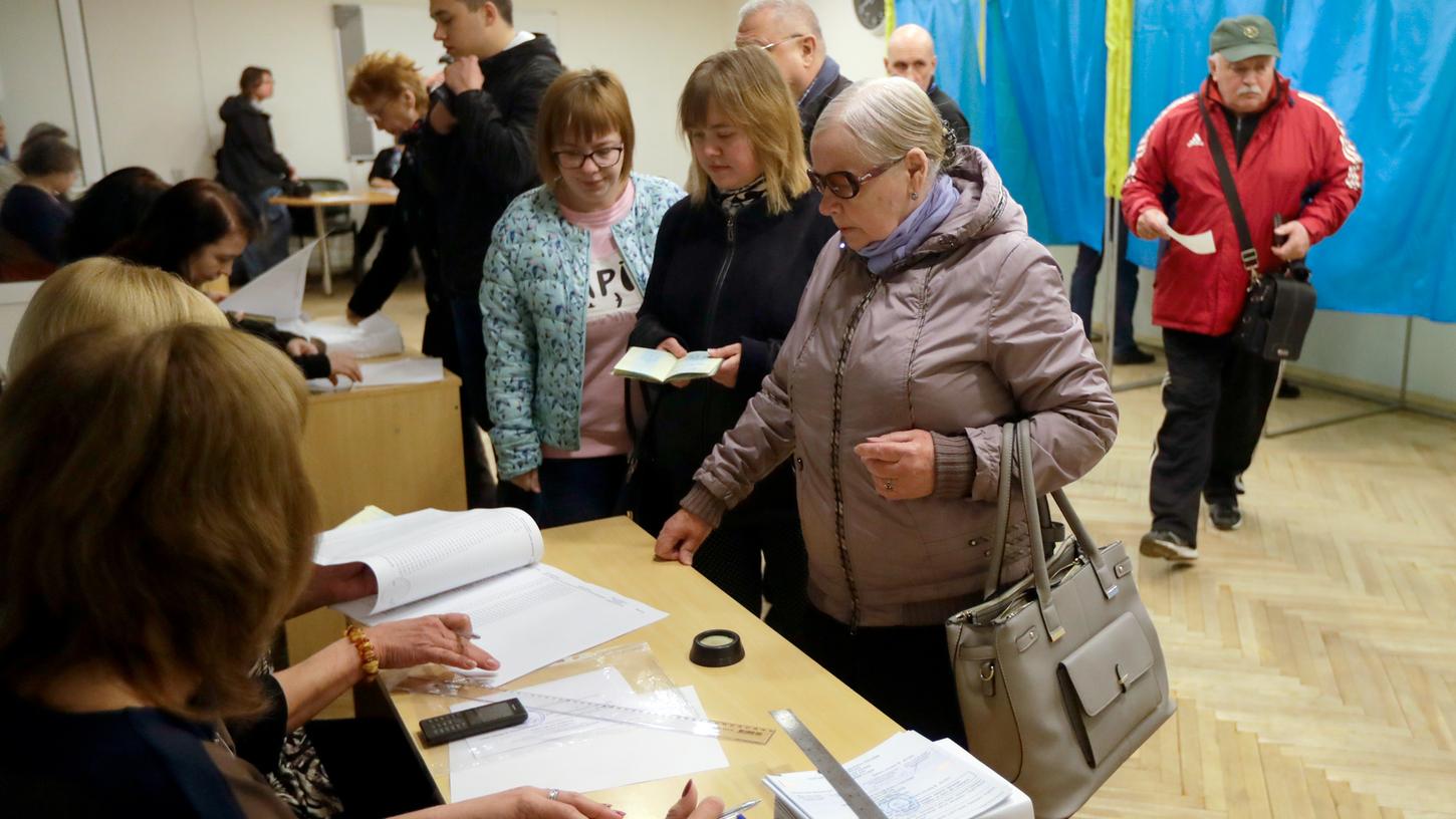 Die rund 30 Millionen Wähler der Ukraine sind aufgerufen, sich zwischen Amtsinhaber Poroschenko und dem Polit-Neuling Selenskyj zu entscheiden.