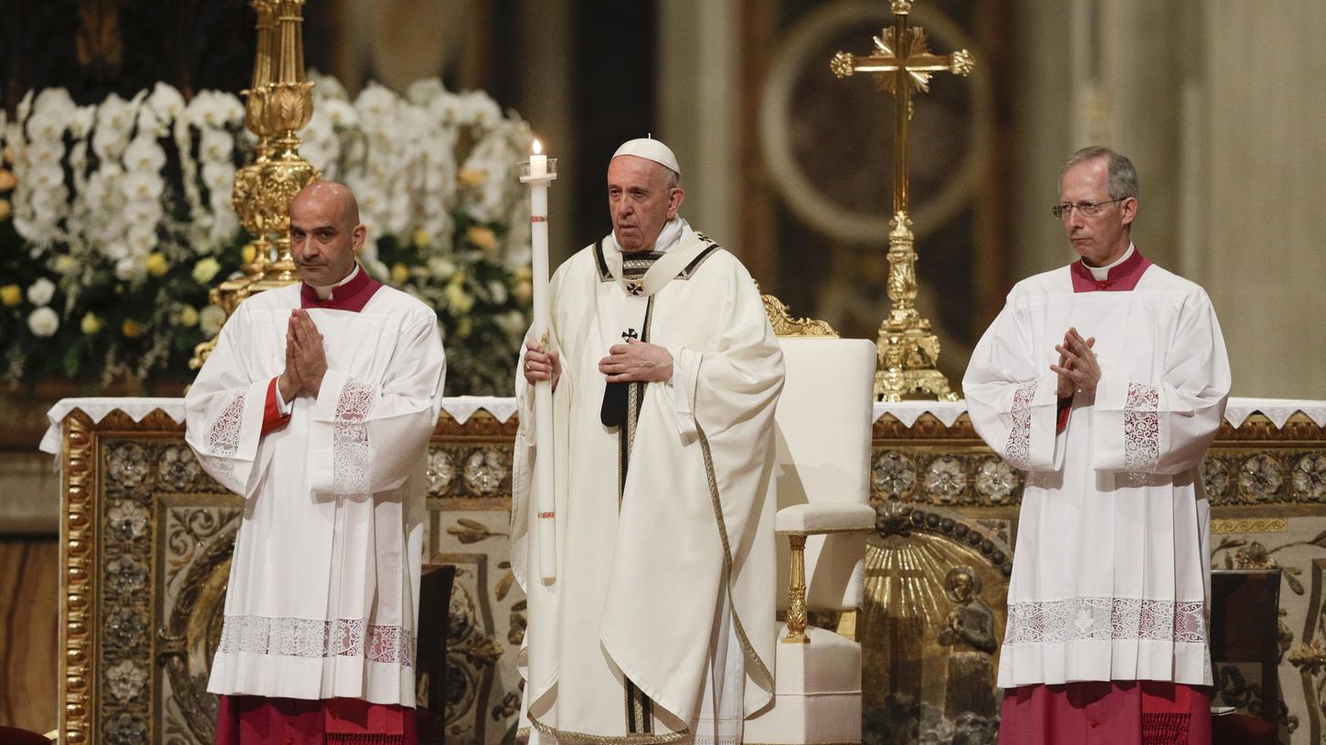 Der Papst zelebrierte an diesem Sonntag eine Stimmungsvolle Ostermesse im Petersdom und appellierte an die Gläubigen, sich nicht in Hoffnungslosigkeit zu verlieren.