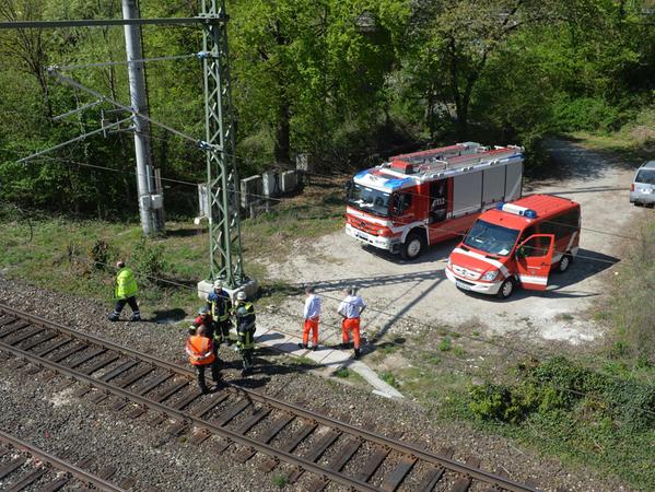 Mehrere Einsatzkräfte von Feuerwehr und Rettungsdienst rückten aus, und suchten die Gleise ab.