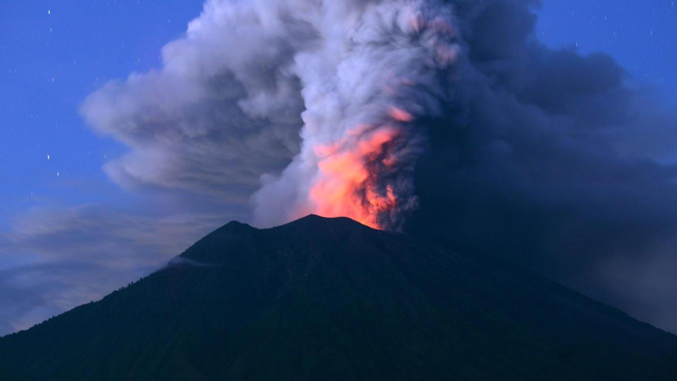 Dieses Bild zeigt Vulkan Agung bei einem früheren Ausbruch.