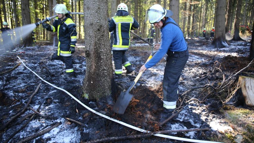 Frankenwald in Flammen: Feuerwehr rückt mit 150 Kräften an
