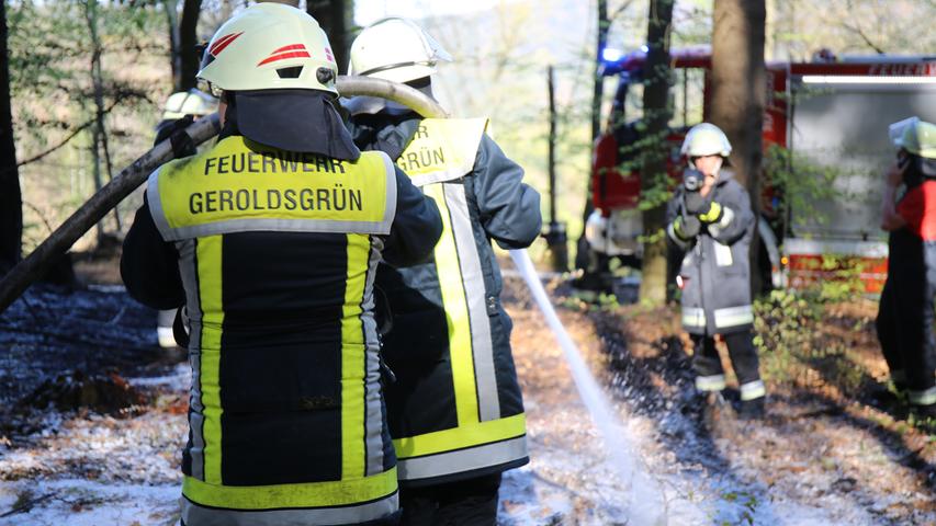 Die EinsatzkrÃ¤fte der oberfrÃ¤nkischen Feuerwehr kamen am Ostersonntag (21.04.2019) nicht zu Ruhe. Ein 500 Quadratmeter groÃŸer Vegetationsbrand mitten im Frankenwald bei GeroldsgrÃ¼n (Lkr. Kronach) forderte die Feuerwehrleute.GlÃ¼cklicherweise bemerkte die Luftrettungsstaffel Bayern beim Ãœberflug des Waldgebietes am Nachmittag des Ostersonntag die Flammen und alarmierte die Feuerwehr. "Wir mussten nach dem Eintreffen zwÃ¶lf Minuten lang suchen, bis wir den Brand gefunden hatten. Danach mussten wir unsere komplette AusrÃ¼stung mitten in den Wald schleppen", erklÃ¤rt Andre KÃ¶stner von der Feuerwehr GeroldsgrÃ¼n. Um die Flammen unter Kontrolle zu bringen, richteten KÃ¤stners Kameraden einen Pendelverkehr mit LÃ¶schwasser zu den nÃ¤chstgelegenen Ortschaften ein. GlÃ¼cklicherweise konnte der Brand trotz des Windes, der die Flammen weiter anfachte, abgelÃ¶scht werden. Ein Forstunternehmen unterstÃ¼tze die Feuerwehrleute bei den LÃ¶scharbeiten, in dem es mit einem Bagger die brennende Erde abtrug. Bisher ist noch nicht bekannt, was den Brand im Frankenwald auslÃ¶ste. Trotzdem ruft die Feuerwehr die BevÃ¶lkerungl zu Vorsicht bei WaldspaziergÃ¤ngen auf. "Im Wald sollte im Moment nicht geraucht werden, Glasscherben sollten mitgenommen werden, falls eine Flasche zerbricht. Die Trockenheit ist extrem, Feuer kann sich daher rasend schnell ausbreiten", sagt KÃ¶stner weiter. Foto: NEWS5 / Fricke Weitere Informationen... https://www.news5.de/news/news/read/15351