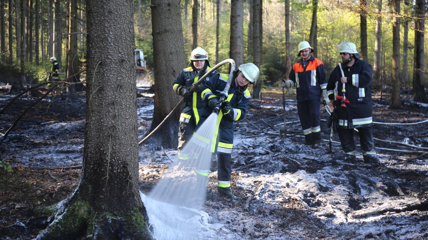Ein 500 Quadratmeter großer Vegetationsbrand sorgte am Ostersonntag mitten im Frankenwald für einen Großeinsatz der Feuerwehr.