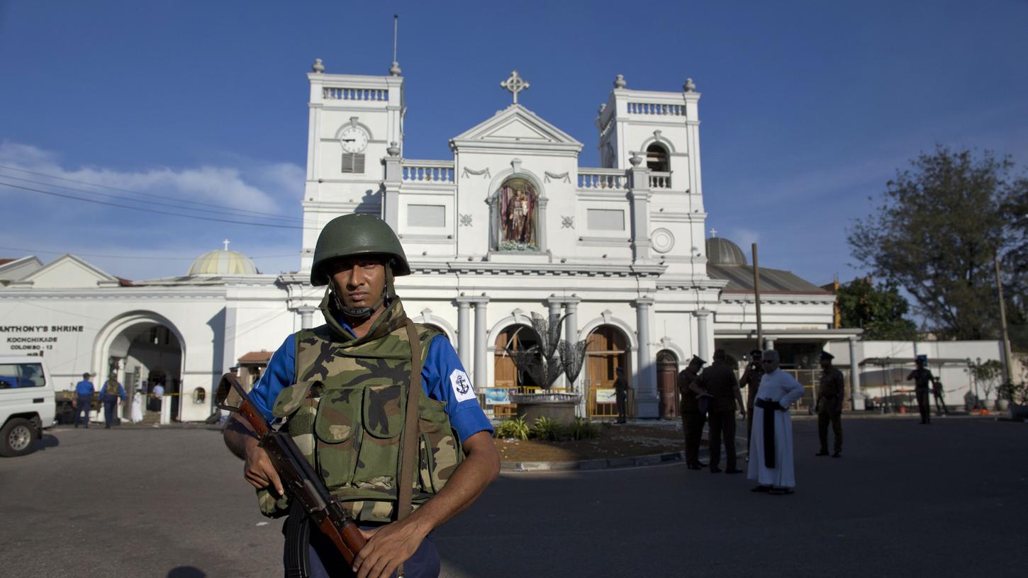 Die Zahl der Toten ist nach den verheerenden Angriffen auf Hotels und Kirchen in Sri Lanka am Ostersonntag auf 290 gestiegen.