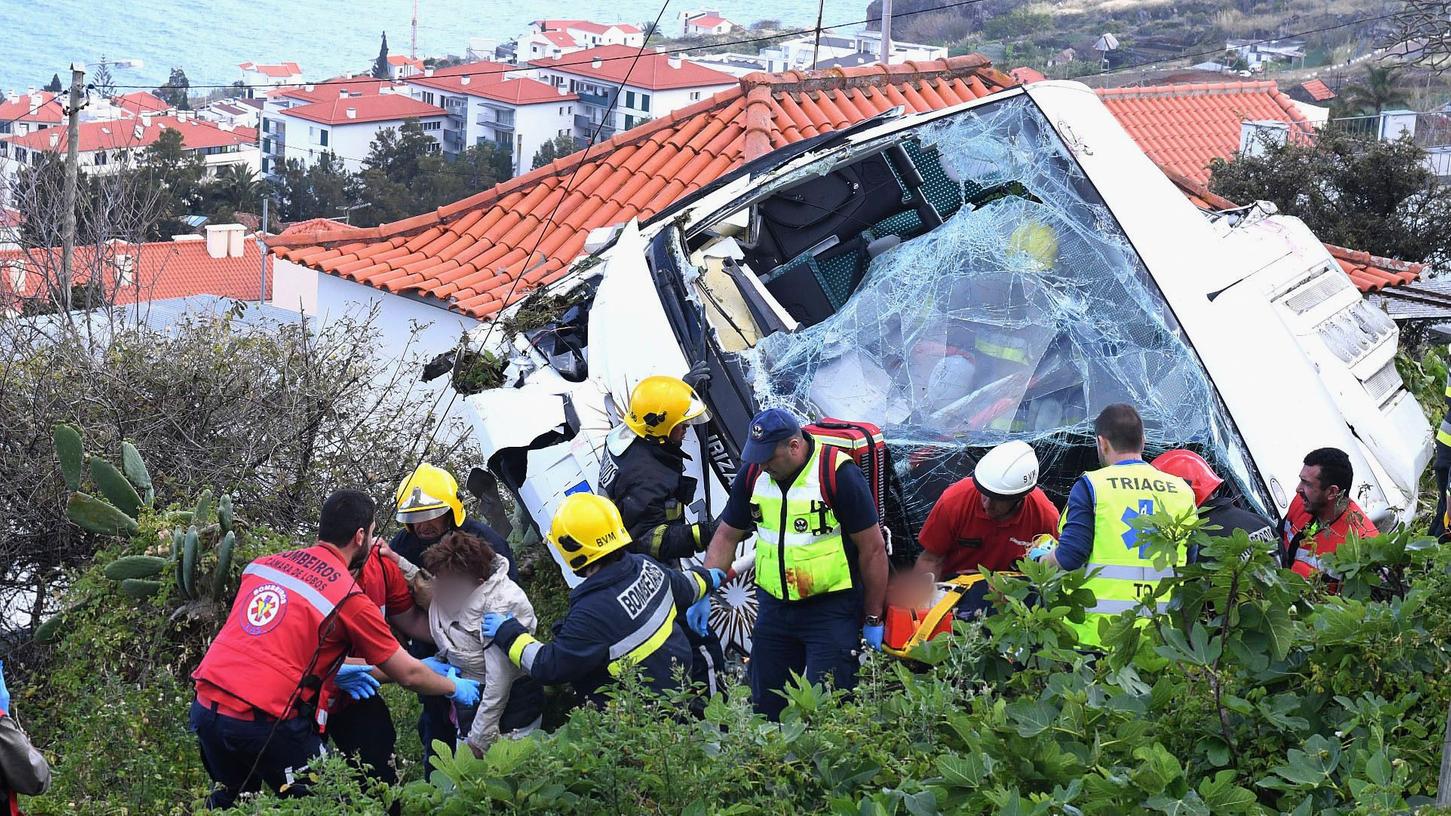 Nach dem Busunglück auf der beliebten Urlaubsinsel Madeira mit 29 Toten äußerte sich der verletzte Fahrer erstmals und führt den Unfall auf "technisches Versagen" zurück.