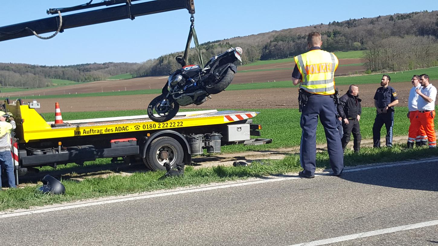 Schwerer Unfall auf B466: Motorradfahrer überschlägt sich mehrfach