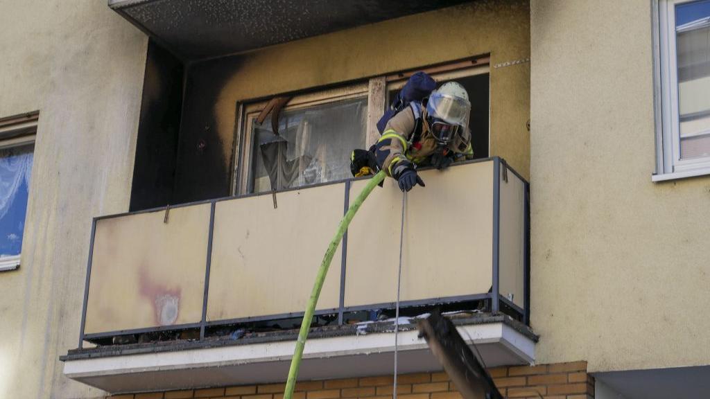 Schock am Ostersonntag: In Fürth hatte Unrat auf einem Balkon im Süden der Stadt Feuer gefangen. Die Feuerwehr löscht den Brand ab.