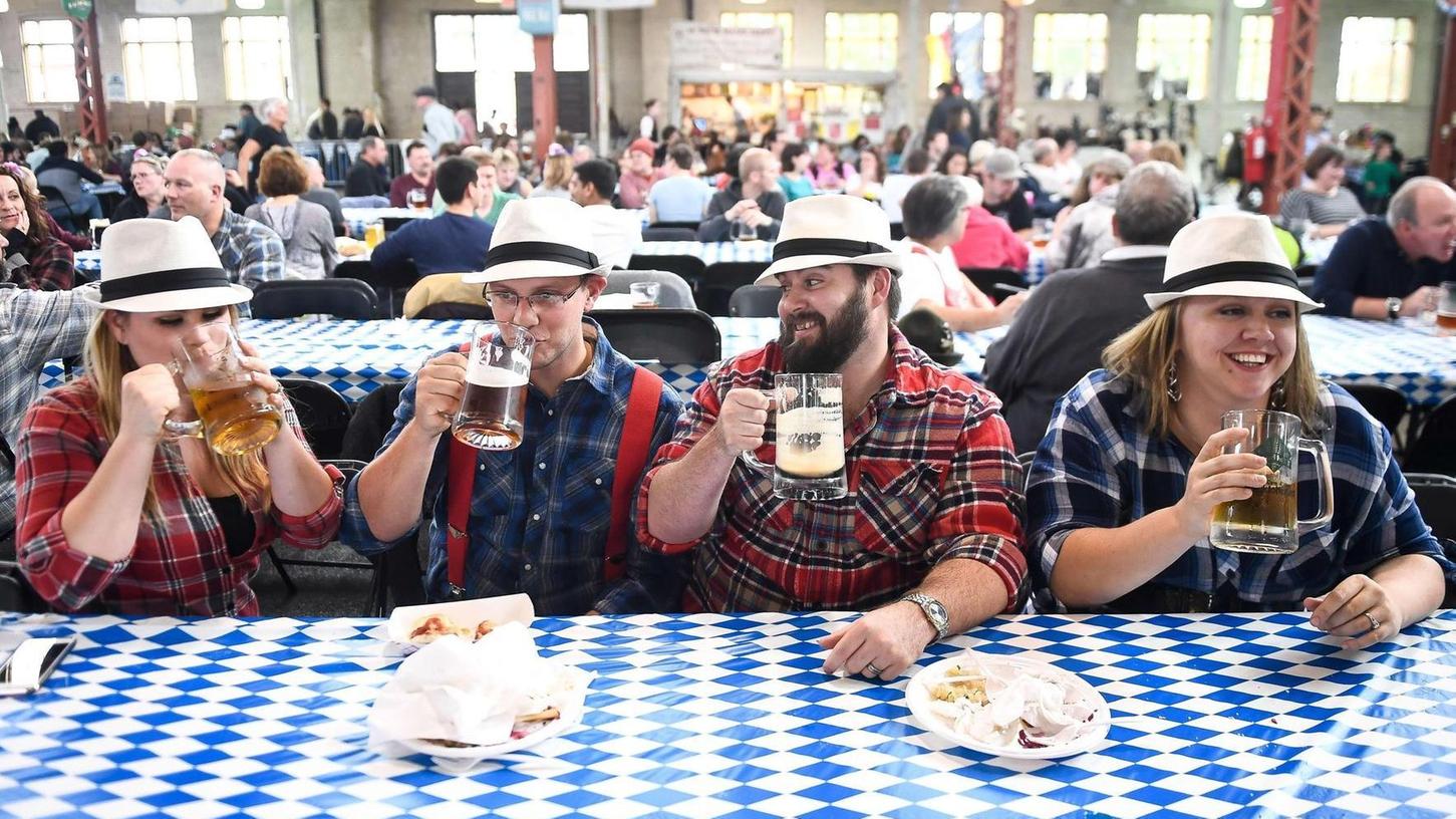Bayerisches Bier ist rund um den Globus gefragt. Und auch das Oktoberfest inklusive weiß-blauer Tischdekoration findet an vielen Orten Nachahmer, wie hier im US-Bundesstaat Wisconsin.