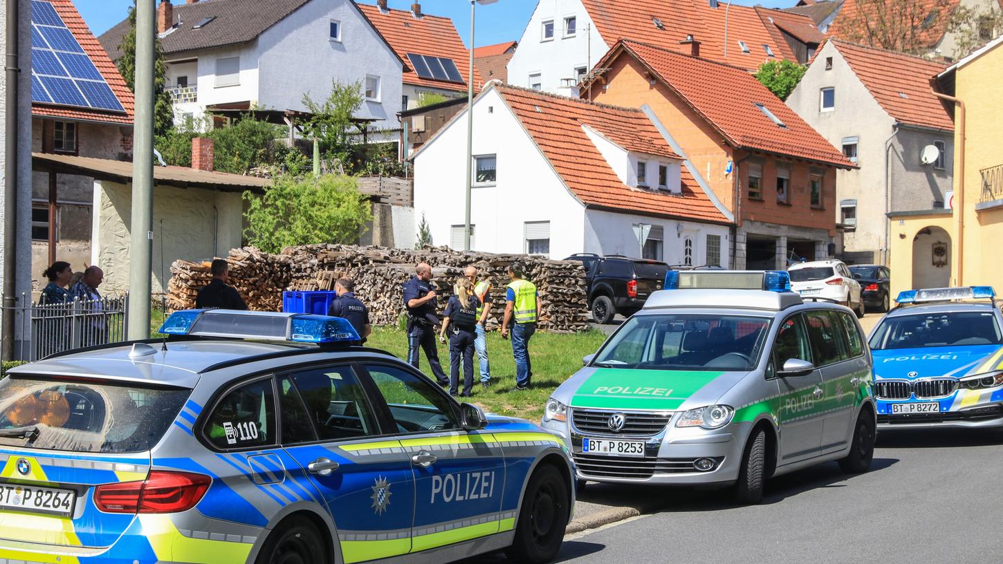 Nach einem Familienstreit in Priesendorf suchte die Polizei zwei Stunden lang nach einem flüchtigen 23-Jährigen. Wie die Polizei am Dienstag mitteilte, war er schwer bewaffnet.