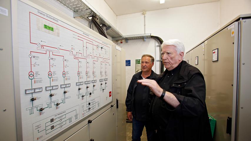 ...könnten nur die Herren des Lichts, Klaus Börder und Günter Strauß, mit einem Knopfdruck ausschalten. Sie sind für die Stromversorgung zuständig. Als Letzter...