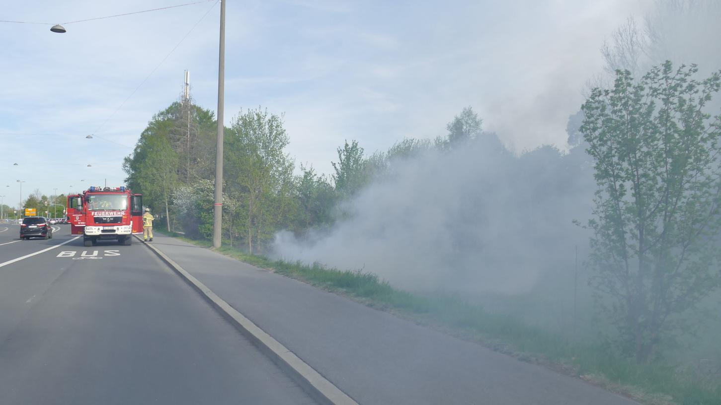 Bei Fürth-Oberfürberg geriet eine Wiese in Brand.