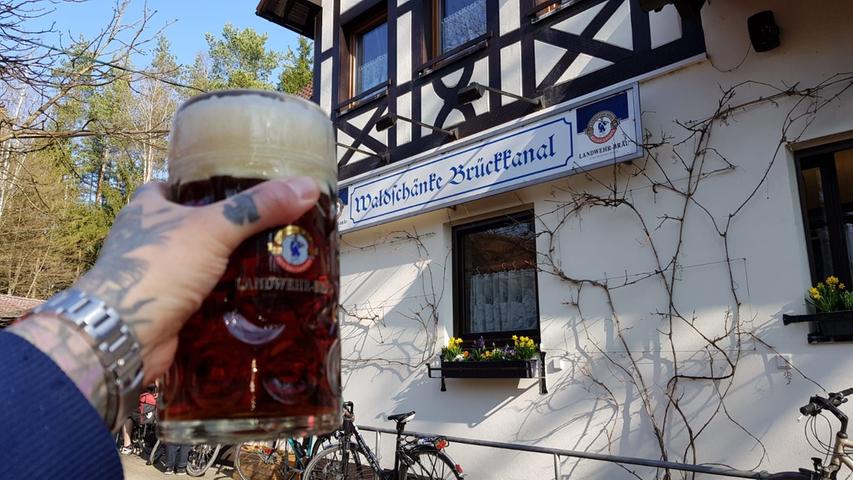 Prost, heißt es auch hier in der Waldschänke Brückkanal in Feucht. Der Biergarten, der zwischen Schwarzachtal und dem alten Kanal liegt, eignet sich gut für die Verschnaufpausen von Wanderern oder Radlern. Im Angebot ist gutbürgerliche Küche wie Schweineroulade oder Pfefferhaxe, zusätzlich gibt es auch noch eine Vesper- und Brotzeitkarte mit kalten Speisen. Geöffnet ist jeden Tag außer Montag von 11 bis 21 Uhr. Prost, heißt es auch hier in der Waldschänke Brückkanal in Feucht. Der Biergarten, der zwischen Schwarzachtal und dem alten Kanal liegt, eignet sich gut für die Verschnaufpausen von Wanderern oder Radlern. Im Angebot ist gutbürgerliche Küche wie Schweineroulade oder Pfefferhaxe, zusätzlich gibt es auch noch eine Vesper- und Brotzeitkarte mit kalten Speisen. Geöffnet ist jeden Tag außer Montag von 11 bis 21 Uhr.