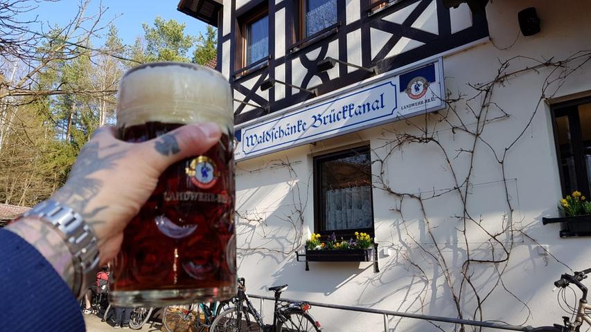 Prost, heißt es auch hier in der Waldschänke Brückkanal in Feucht. Der Biergarten, der zwischen Schwarzachtal und dem alten Kanal liegt, eignet sich gut für die Verschnaufpausen von Wanderern oder Radlern. Im Angebot ist gutbürgerliche Küche wie Schweineroulade oder Pfefferhaxe, zusätzlich gibt es auch noch eine Vesper- und Brotzeitkarte mit kalten Speisen. Geöffnet ist jeden Tag außer Montag von 11 bis 21 Uhr.