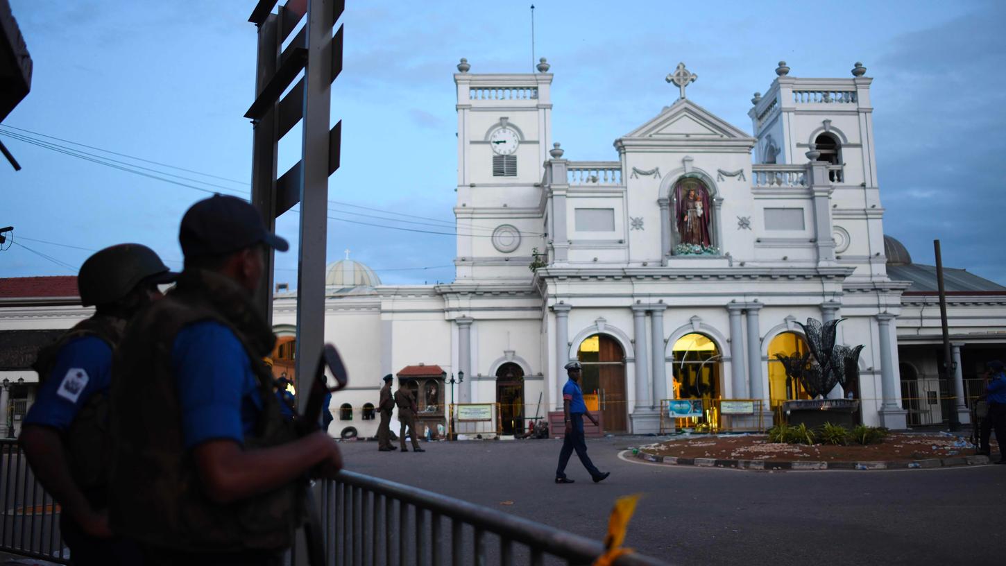 Sicherheitspersonal patroulliert vor der Kirche St. Anthony in Colombo, wo bei einem Anschlag zahlreiche Menschen starben.