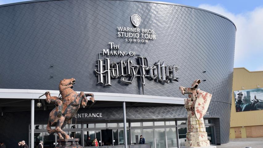 Seit März 2012 ist Leavesden, ein 30 Kilometer nordwestlich von Londons Zentrum gelegenes Wohn- und Geschäftsviertel nahe der Stadt Watford, das Mekkka aller Harry-Potter-Fans. In einer früheren Flugzeug- und Rolls-Royce-Fabrik sind heute die Warner Bros. Studios untergebracht.