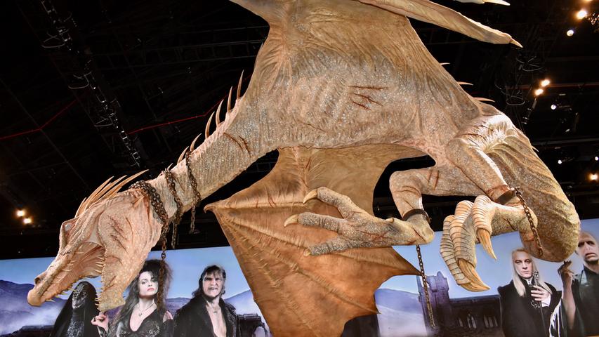 Was „Game Of Thrones“ kann, konnte Harry Potter schon lange: Im Foyer schwebt ein gigantischer Drache über den Köpfen der Besucher.