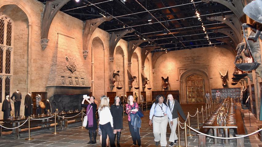 Willkommen in Hogwarts: Gleich zu Beginn der Tour öffnet sich das Tor zur Großen Halle der Zaubererschule, in sieben der acht Kinofilme ein zentraler Schauplatz.