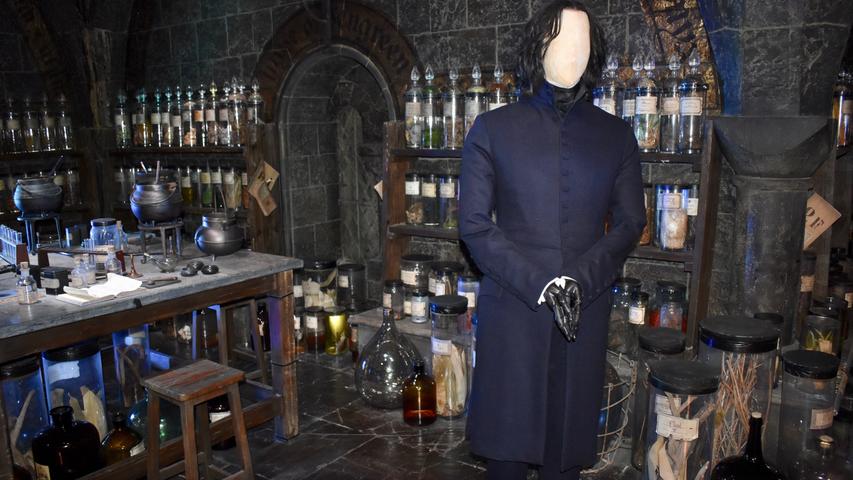 Severus Snape, Hauslehrer der Slytherins, wacht in seinem Klassenzimmer über Hunderte von obskuren Zaubertränken, die zum Teil nach Originalrezepten von Autorin J. K. Rowlings gebraut wurden.