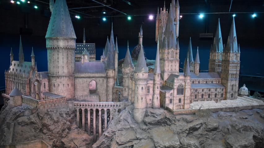 Das imposante Miniaturmodell der Zaubererschule Hogwarts wurde von 86 Szenebildnern in siebenmonatiger Handarbeit aus Stein, Schindeln, Pappe und Fiberglas erschaffen und kann mit über 300 Lampen illuminiert werden.