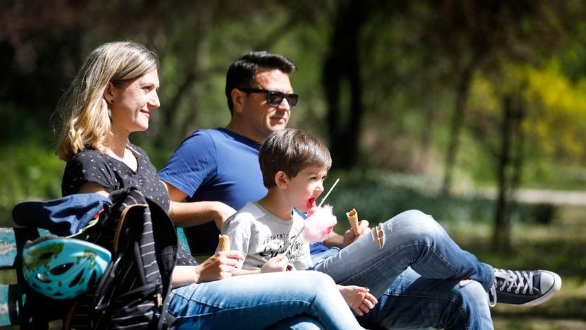 Ostern ist schließlich ein Familienfest. Familie D´Agata war ebenfalls im Schlossgarten, Sohn Diego genießt die Zuckerwatter.