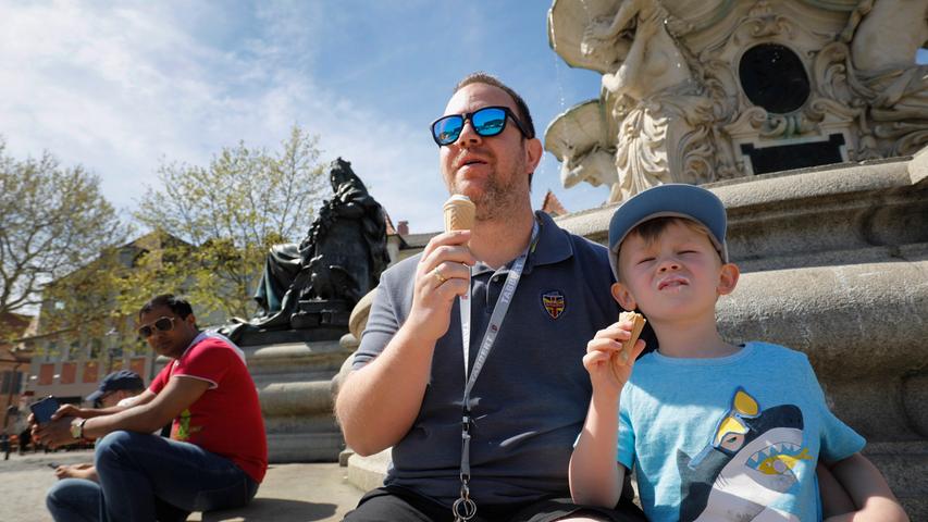 Auch in der Erlanger Innenstadt war einiges los. Ronald Ipfelkofer und Sohn Liam haben sich zum Eisessen am Schlossplatz in die Sonne gesetzt.